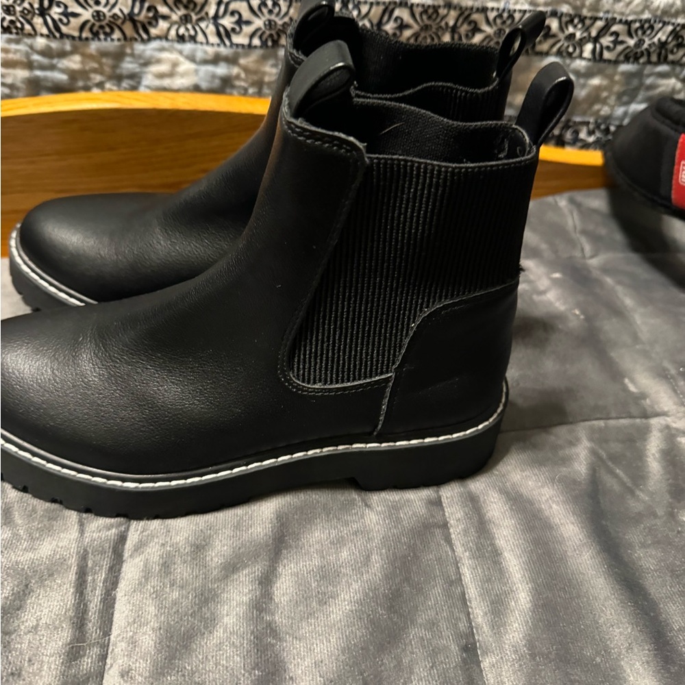 Women’s black pull on Booties